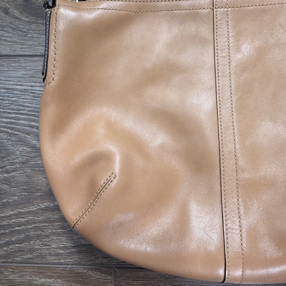 Vintage Coach Soho Tan Leather Hobo Shoulder Bag Zip Closure Pockets Designer - Picture 6 of 16